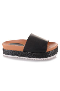 Γυναικείες flatforms σε μαύρο χρώμα Famous 