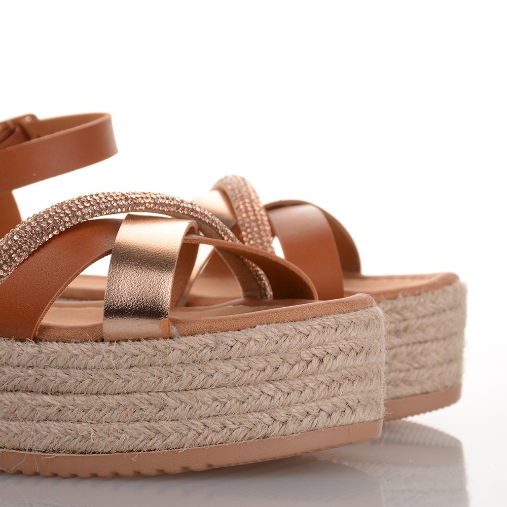 Flatforms σε camel χρώμα με χιαστί φάσα Famous