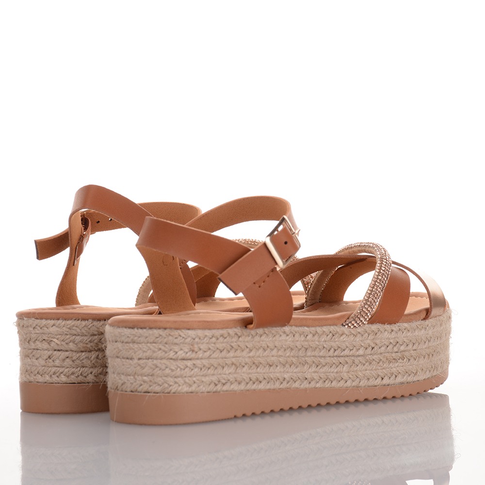 Flatforms σε camel χρώμα με χιαστί φάσα Famous