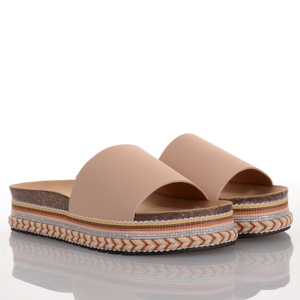 Flatforms σε nude χρώμα Famous